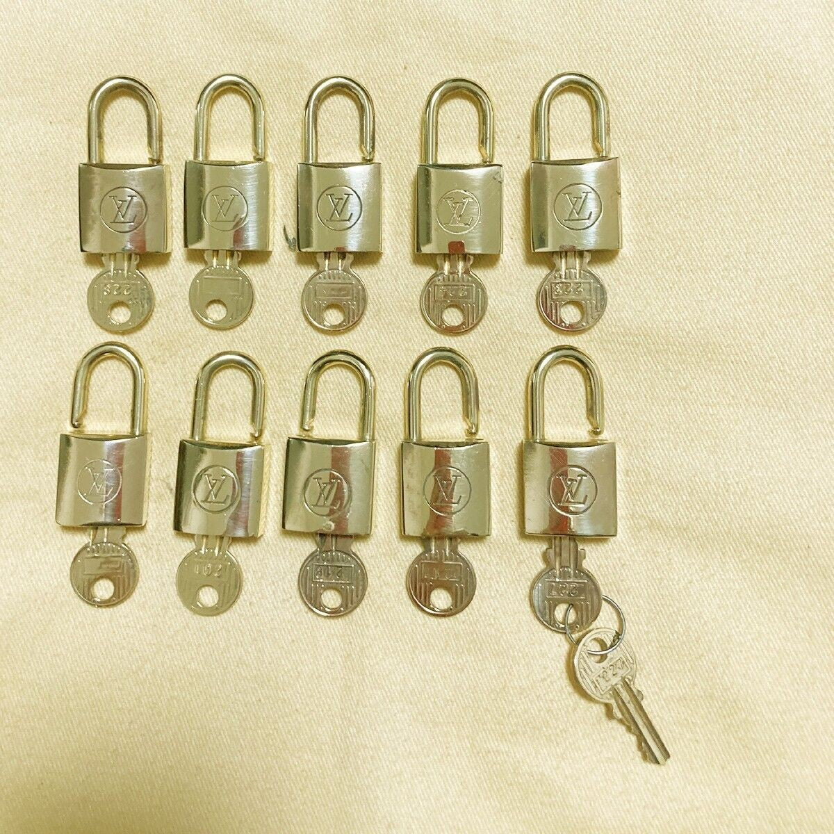 LOUIS VUITTON LV 10 SET PADLOCK KEY BAG CHARM CADENA GOLD PLATED FRANCE 38PDA105