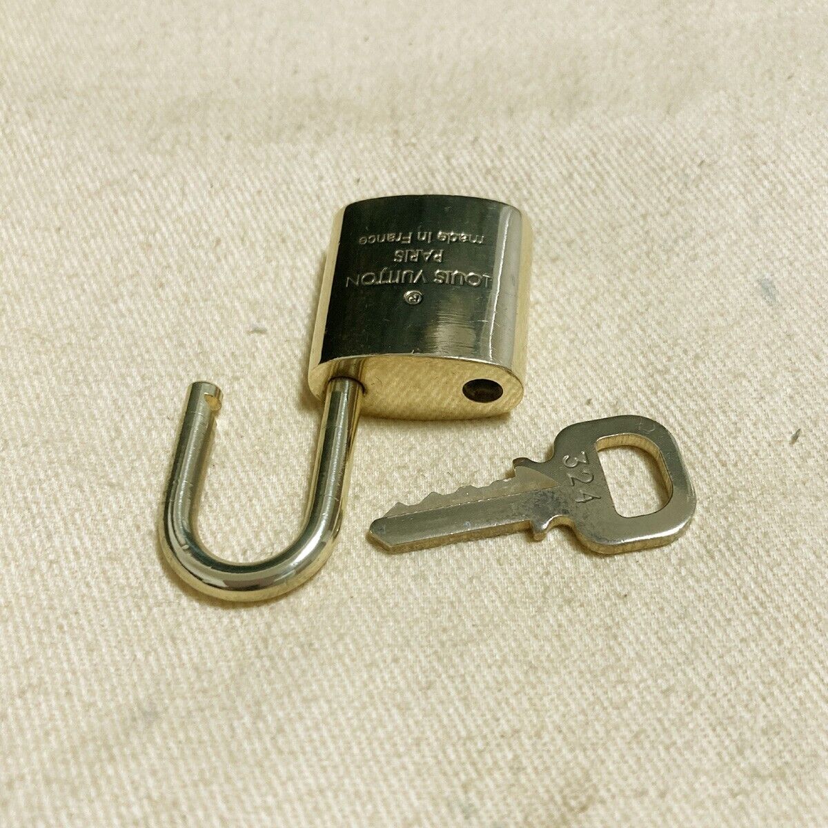 LOUIS VUITTON LV 10 SET PADLOCK KEY CHARM CADENA GOLD-PLATED FRANCE 30PDA158