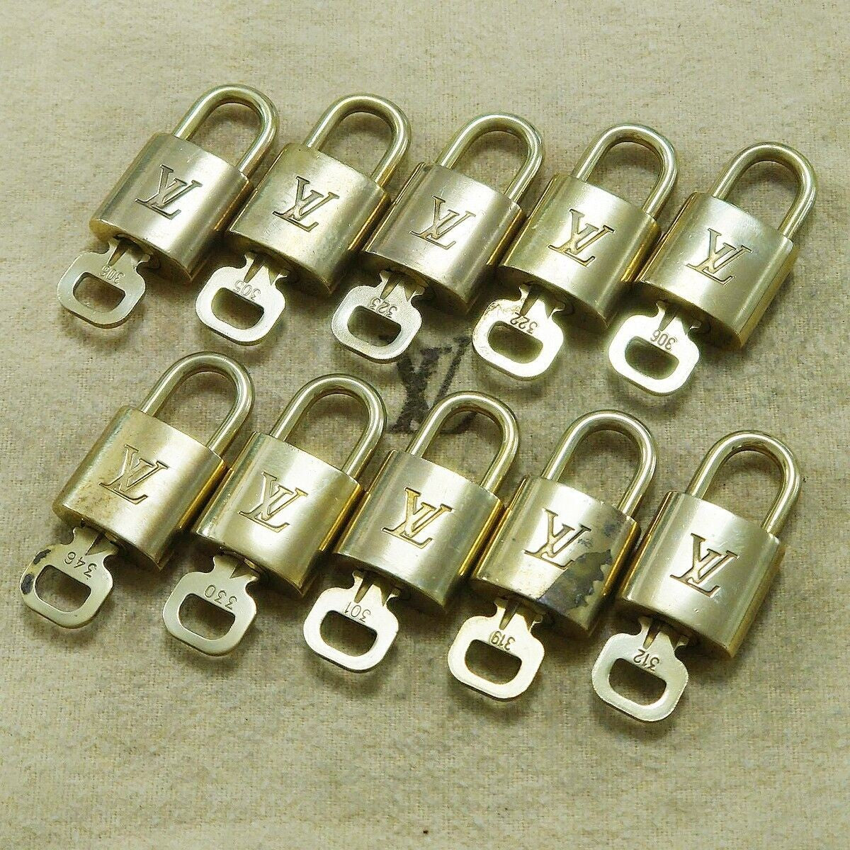 LOUIS VUITTON LV 10 SET PADLOCK KEY BAG CHARM CADENA GOLD PLATED FRANCE 65HA164