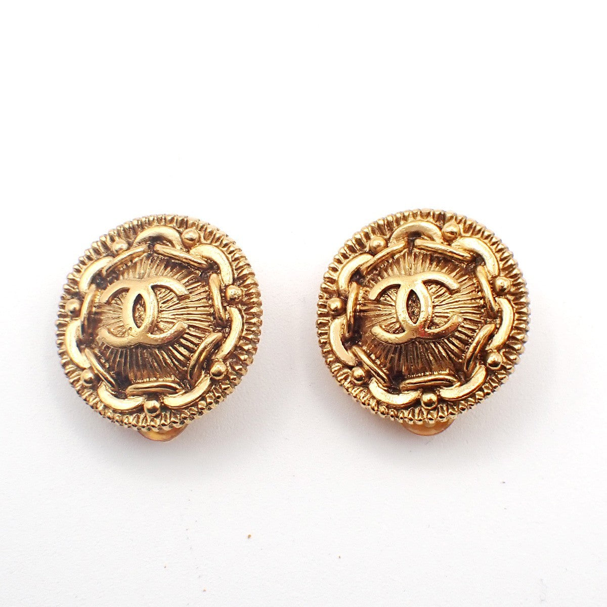 CHANEL CC Logo Button Earring 97P Clip-On Gold-Plated France Vintage 87RL936