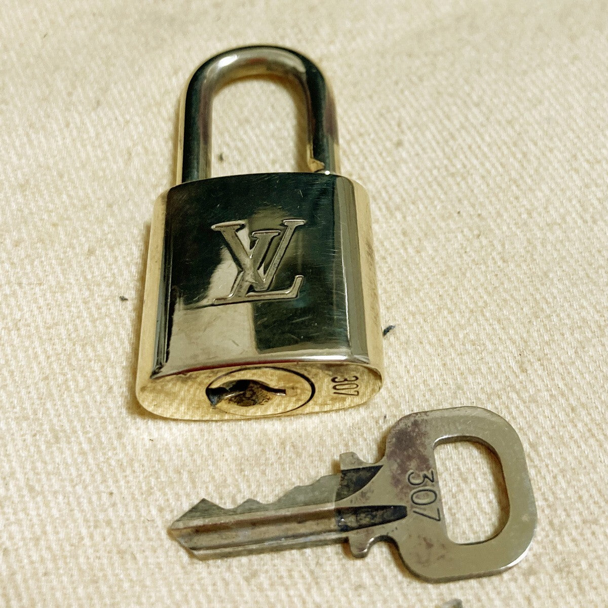 LOUIS VUITTON LV 10 SET PADLOCK KEY CHARM CADENA GOLD-PLATED FRANCE 65PDA154