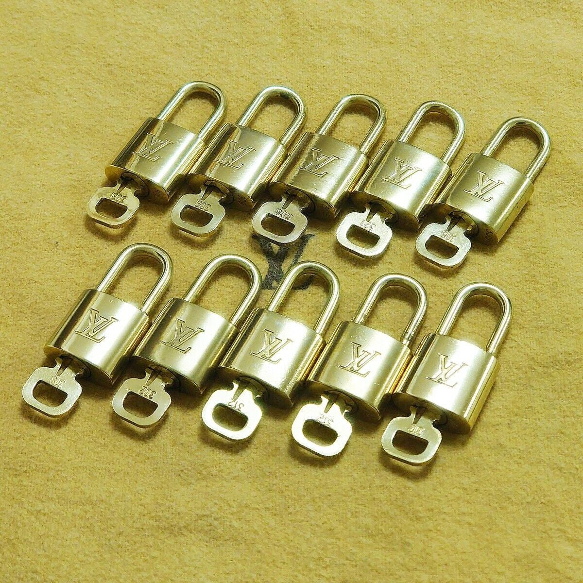 LOUIS VUITTON LV 10 SET PADLOCK KEY BAG CHARM CADENA GOLD PLATED FRANCE 35HA103