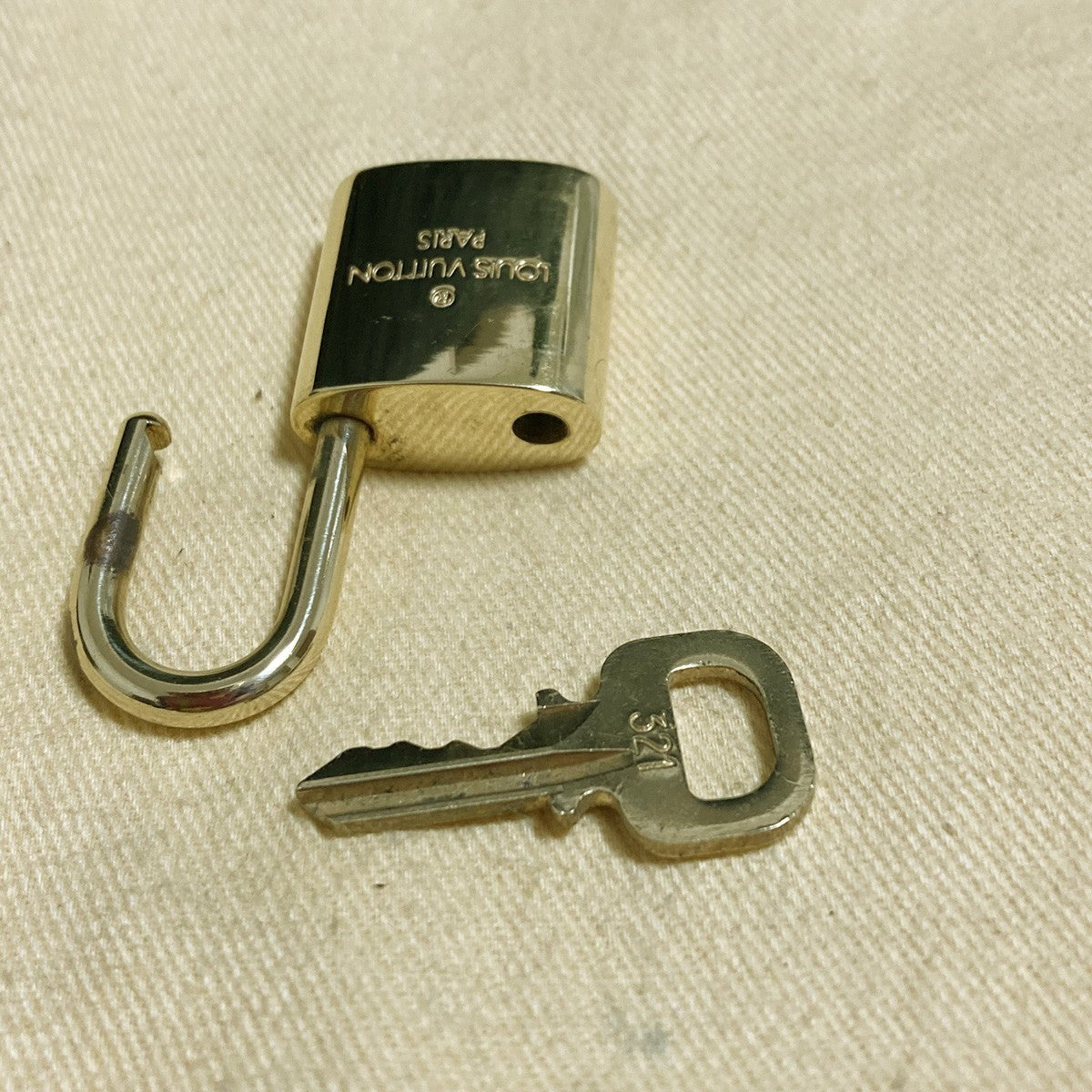 LOUIS VUITTON LV 10 SET PADLOCK KEY CHARM CADENA GOLD-PLATED FRANCE 61PDA304