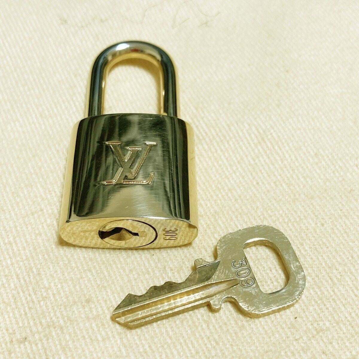 LOUIS VUITTON LV 10 SET PADLOCK KEY CHARM CADENA GOLD-PLATED FRANCE 31PDA116