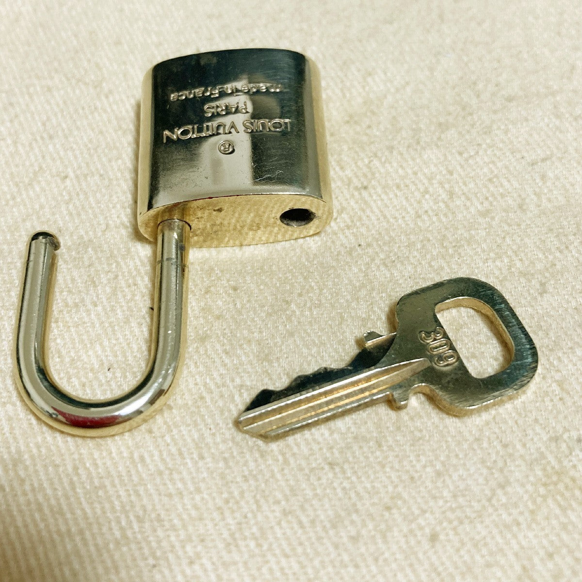 LOUIS VUITTON LV 10 SET PADLOCK KEY CHARM CADENA GOLD-PLATED FRANCE 33PDA147