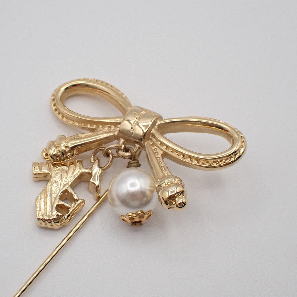 SALVATORE FERRAGAMO Logo Imitation Pearl Bow Shoes Charm Pin Brooch Gold 03KP067
