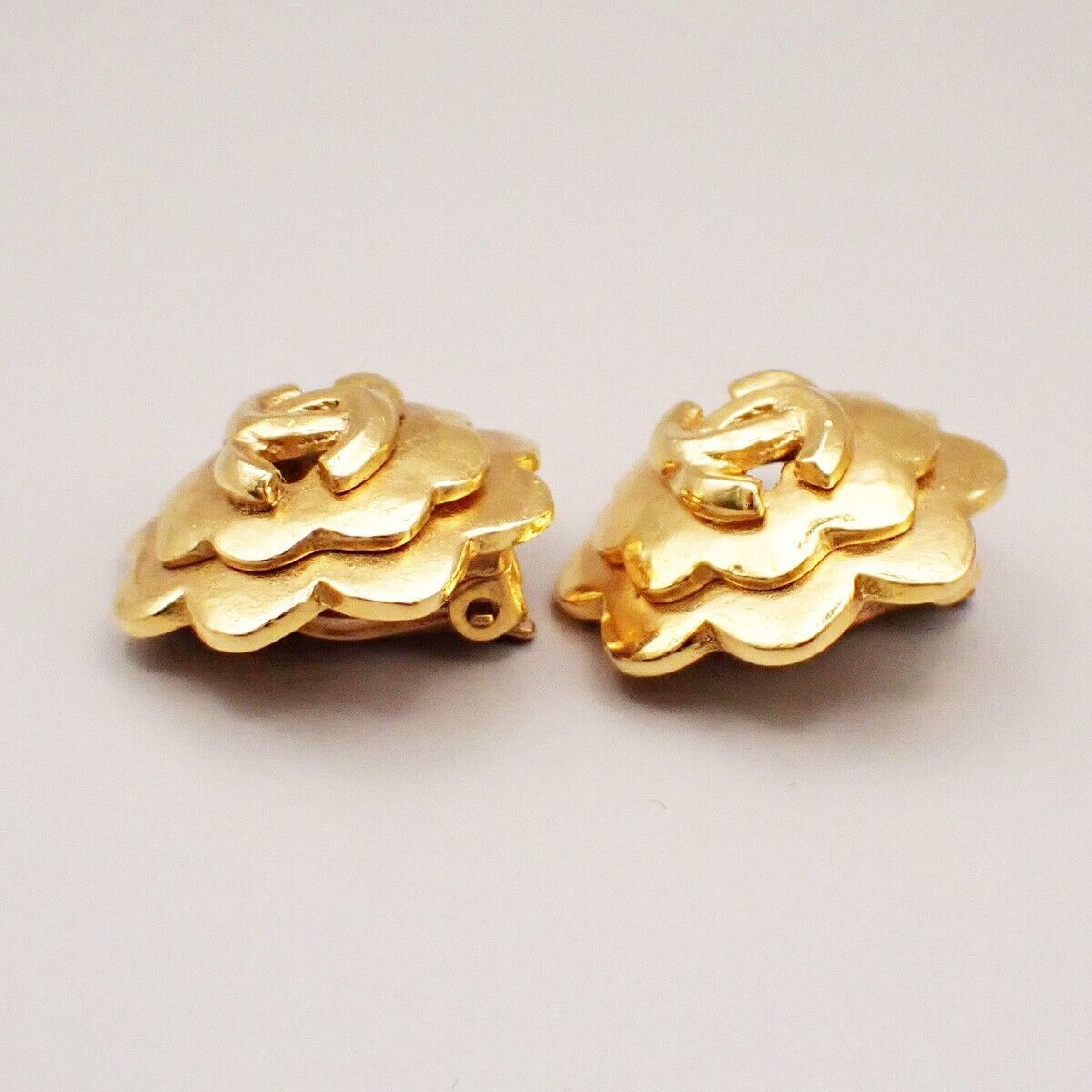 CHANEL CC Logo Flower Button Earrings 96P Clip-On Gold France Vintage 34RK708
