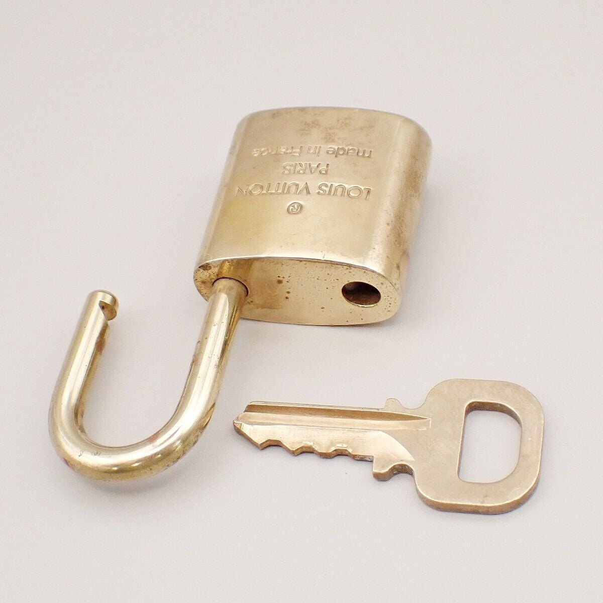 LOUIS VUITTON LV 10 SET PADLOCK CADENA KEY BAG CHARM GOLD PLATED FRANCE 37YE672