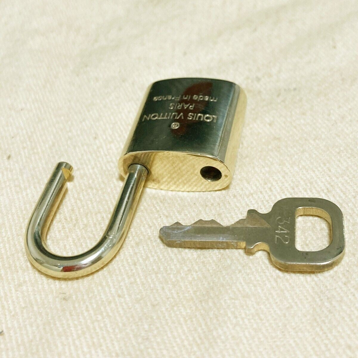 LOUIS VUITTON LV 10 SET PADLOCK KEY BAG CHARM CADENA GOLD PLATED FRANCE 39PDA129