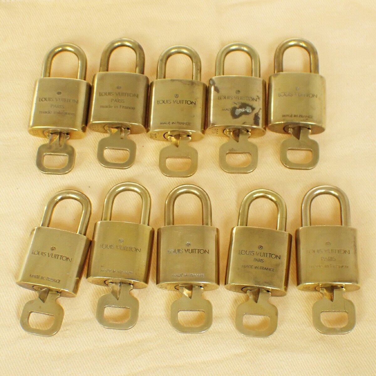 LOUIS VUITTON LV 10 SET PADLOCK KEY BAG CHARM CADENA GOLD PLATED FRANCE 37SH953