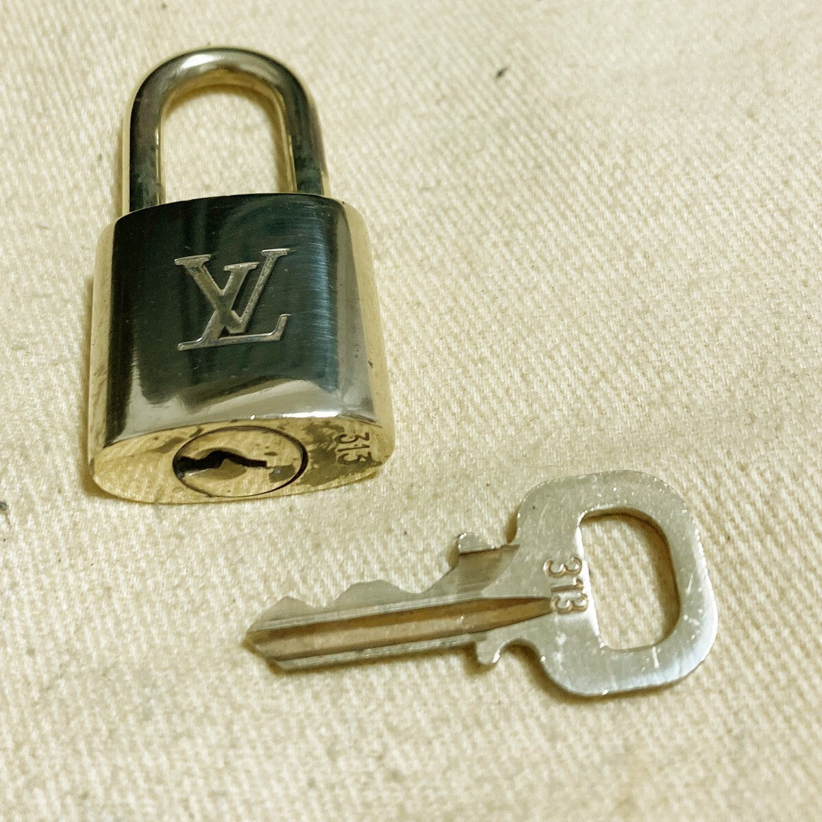 LOUIS VUITTON LV 10 SET PADLOCK KEY CHARM CADENA GOLD-PLATED FRANCE 62PDA214