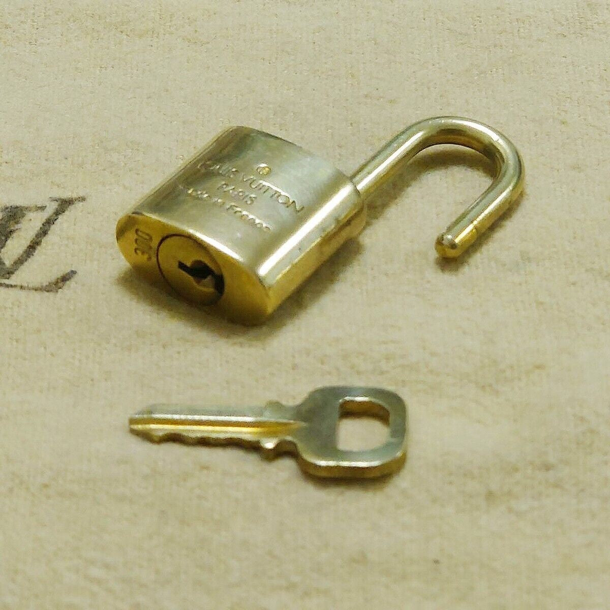 LOUIS VUITTON LV 10 SET PADLOCK KEY BAG CHARM CADENA GOLD PLATED FRANCE 37HA130