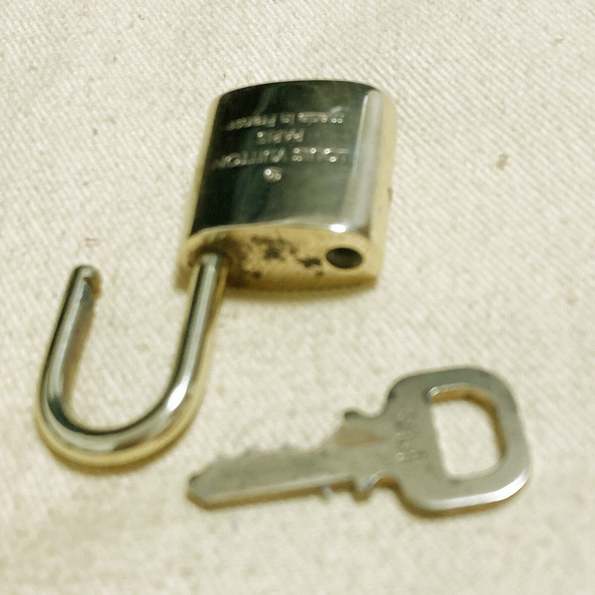LOUIS VUITTON LV 10 SET PADLOCK KEY CHARM CADENA GOLD-PLATED FRANCE 37PDA222