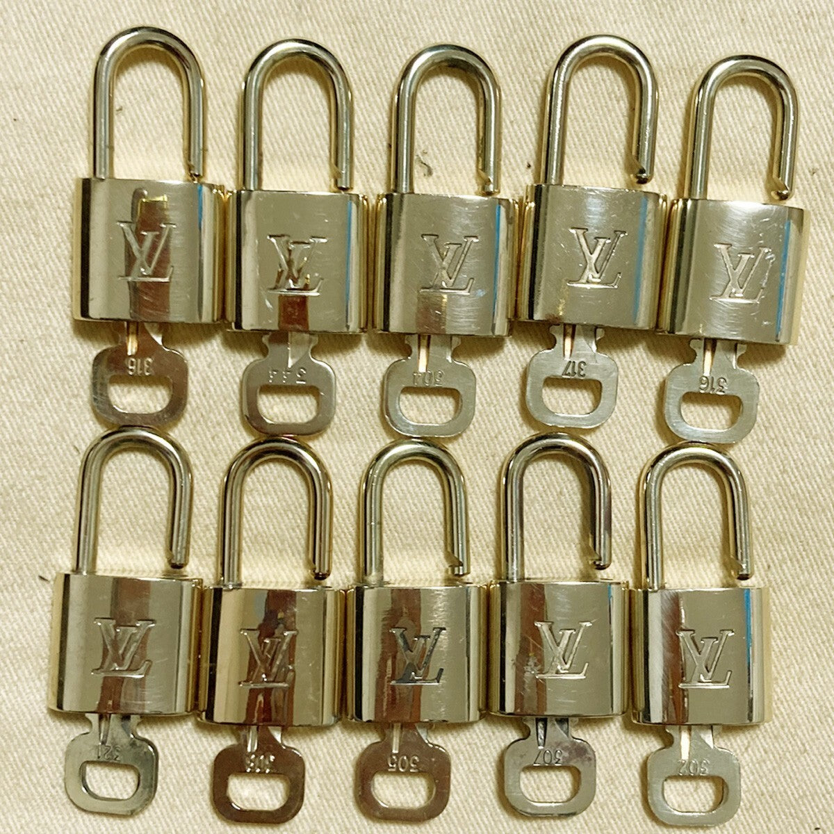 LOUIS VUITTON LV 10 SET PADLOCK KEY CHARM CADENA GOLD-PLATED FRANCE 65PDA154
