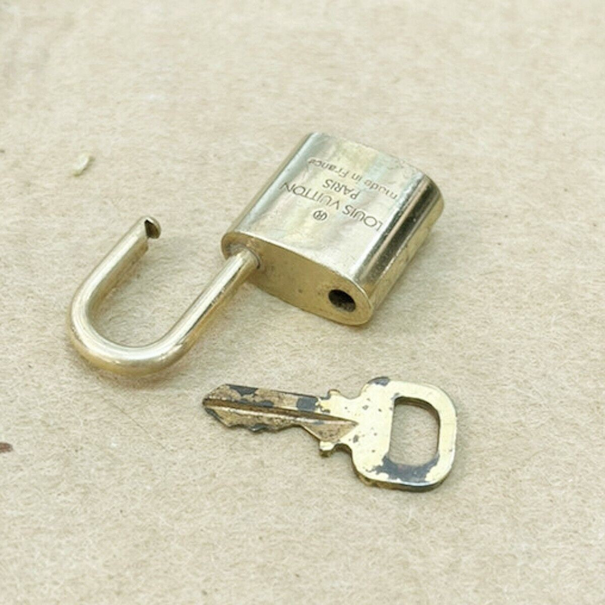LOUIS VUITTON LV 10 SET PADLOCK KEY BAG CHARM CADENA GOLD PLATED FRANCE 35JF645