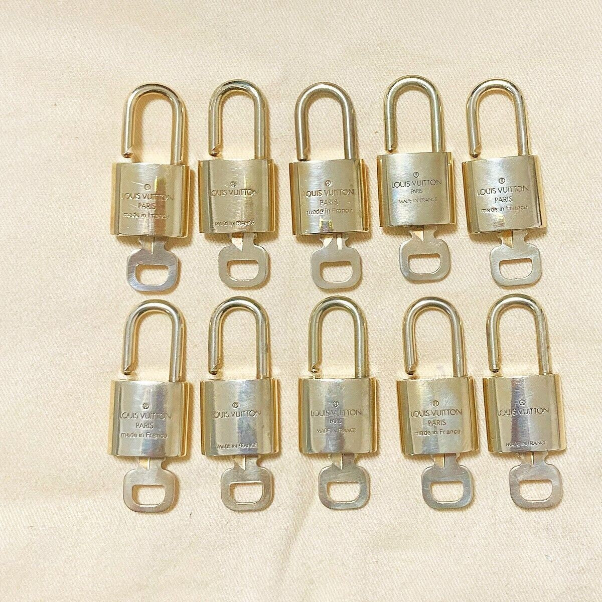 LOUIS VUITTON LV 10 SET PADLOCK KEY BAG CHARM CADENA GOLD PLATED FRANCE 37PDA029