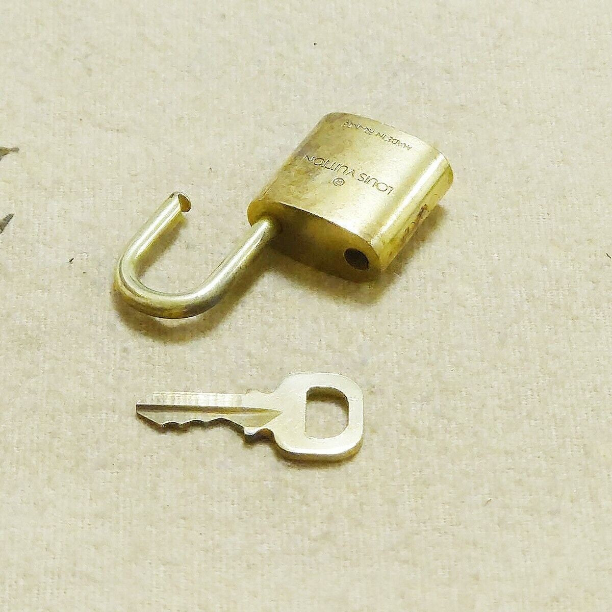 LOUIS VUITTON LV 10 SET PADLOCK KEY BAG CHARM CADENA GOLD PLATED FRANCE 36HA052