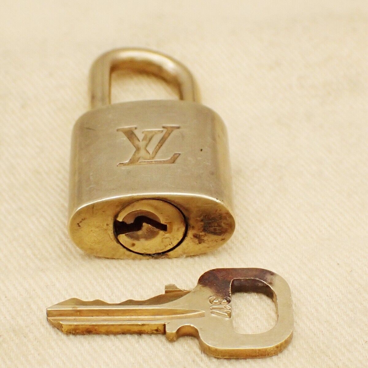 LOUIS VUITTON LV 10 SET PADLOCK KEY BAG CHARM CADENA GOLD PLATED FRANCE 31EB384