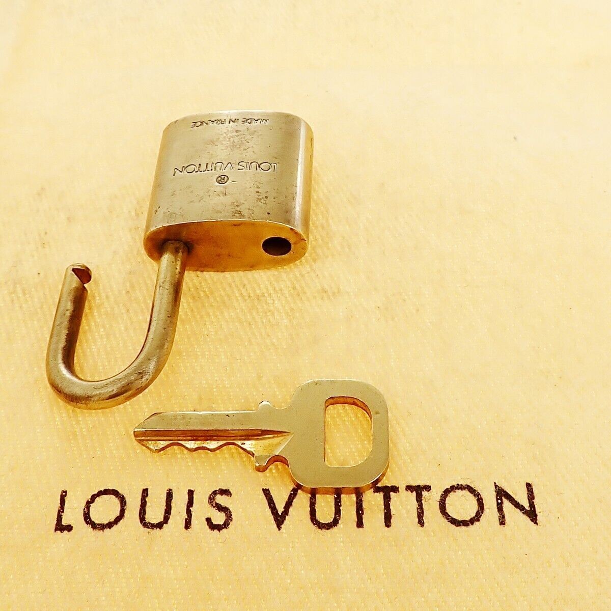 LOUIS VUITTON LV 10 SET PADLOCK KEY BAG CHARM CADENA GOLD PLATED FRANCE 62YE935