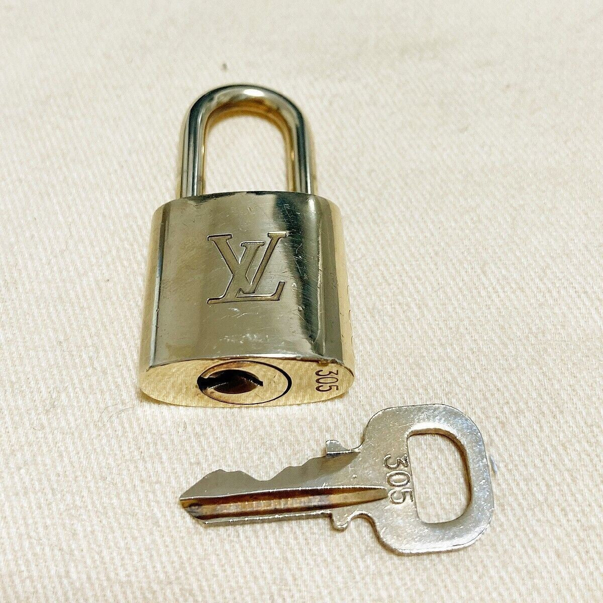 LOUIS VUITTON LV 10 SET PADLOCK KEY BAG CHARM CADENA GOLD PLATED FRANCE 37PDA024