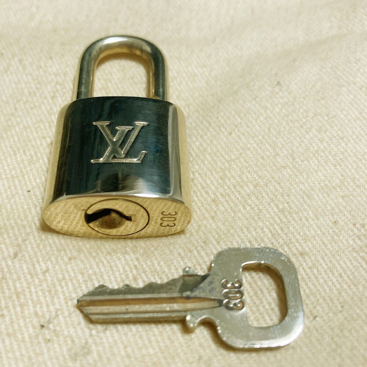 AUTHENTIC LOUIS VUITTON LV 10 SET PADLOCK KEY CHARM CADENA GOLD FRANCE 37PDA132