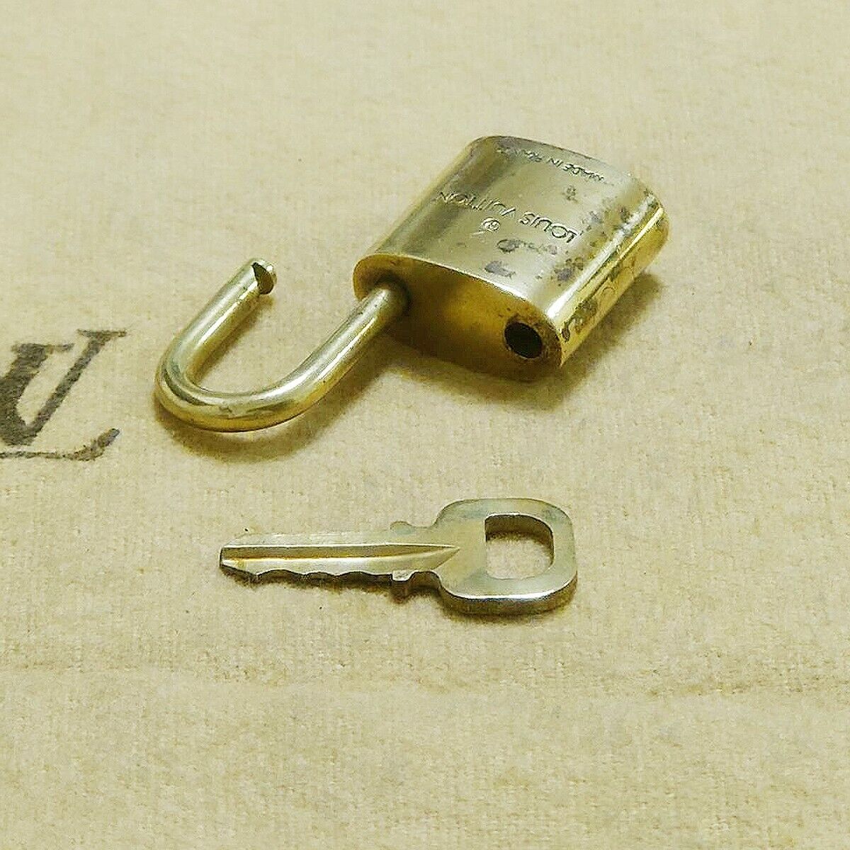 LOUIS VUITTON LV 10 SET PADLOCK KEY BAG CHARM CADENA GOLD PLATED FRANCE 37HA122