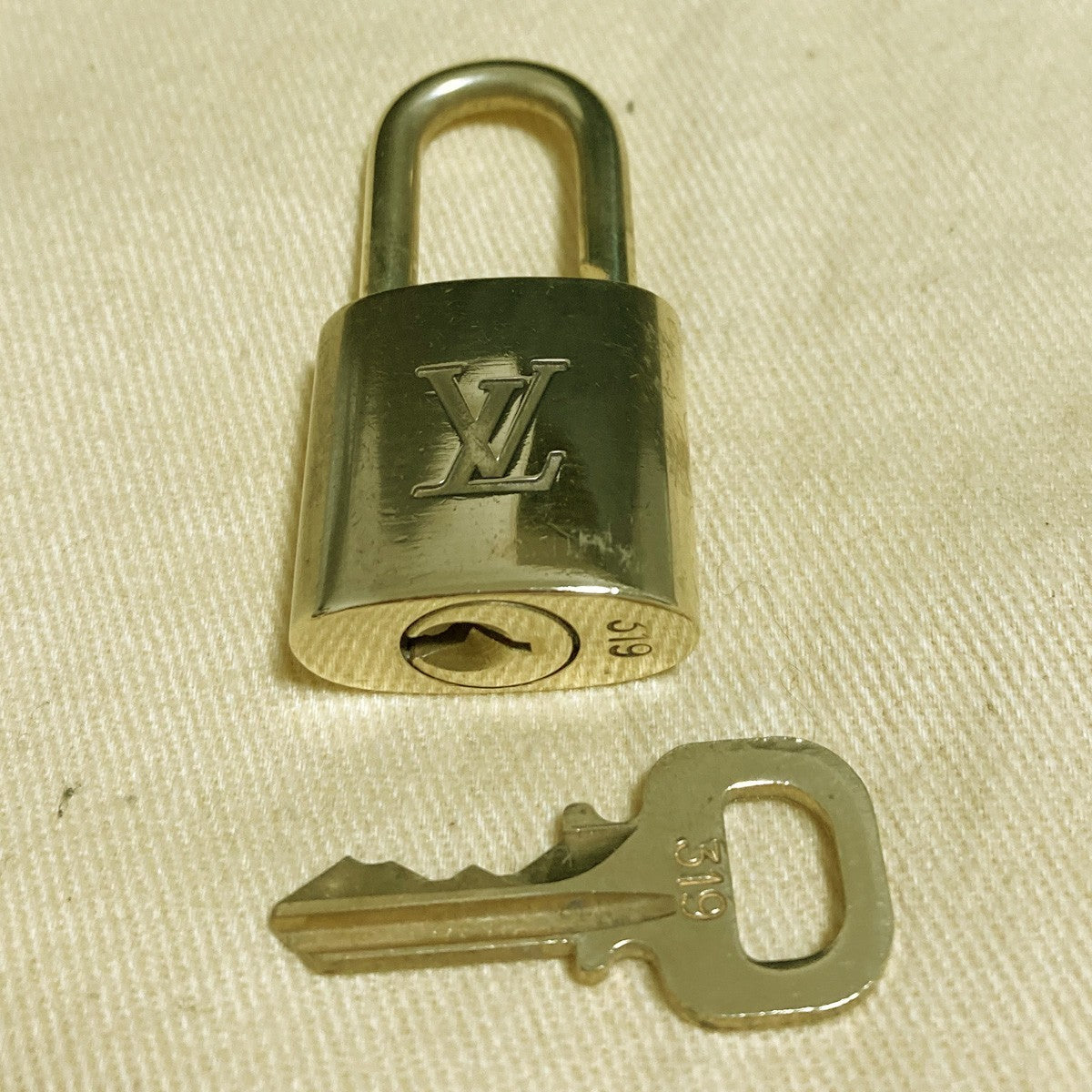 LOUIS VUITTON LV 10 SET PADLOCK KEY CHARM CADENA GOLD-PLATED FRANCE 62PDA259