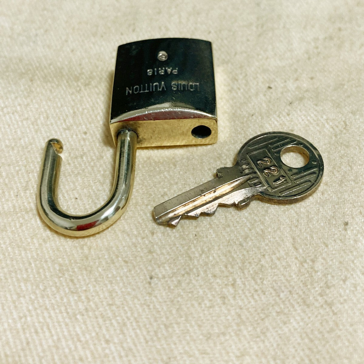 LOUIS VUITTON LV 10 SET PADLOCK KEY CHARM CADENA GOLD-PLATED FRANCE 33PDA147