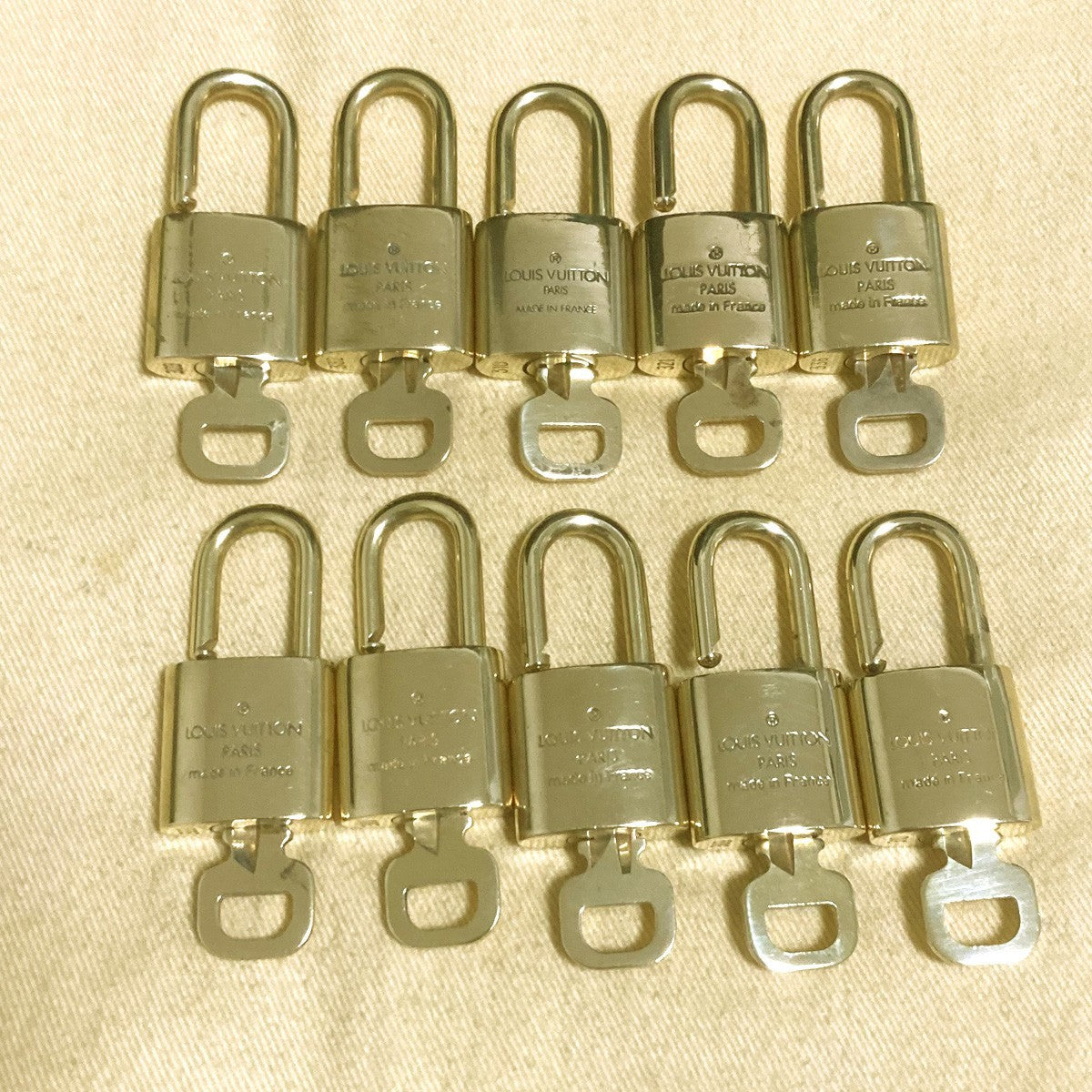 LOUIS VUITTON LV 10 SET PADLOCK KEY CHARM CADENA GOLD-PLATED FRANCE 33PDA310