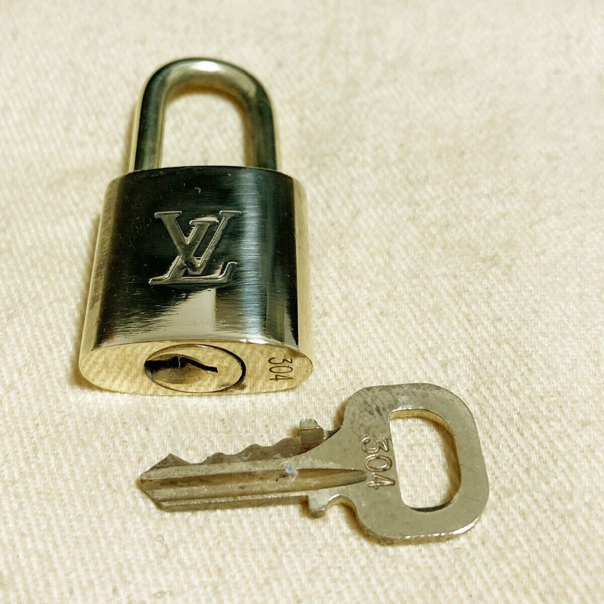 LOUIS VUITTON LV 10 SET PADLOCK KEY BAG CHARM CADENA GOLD PLATED FRANCE 37PDA073