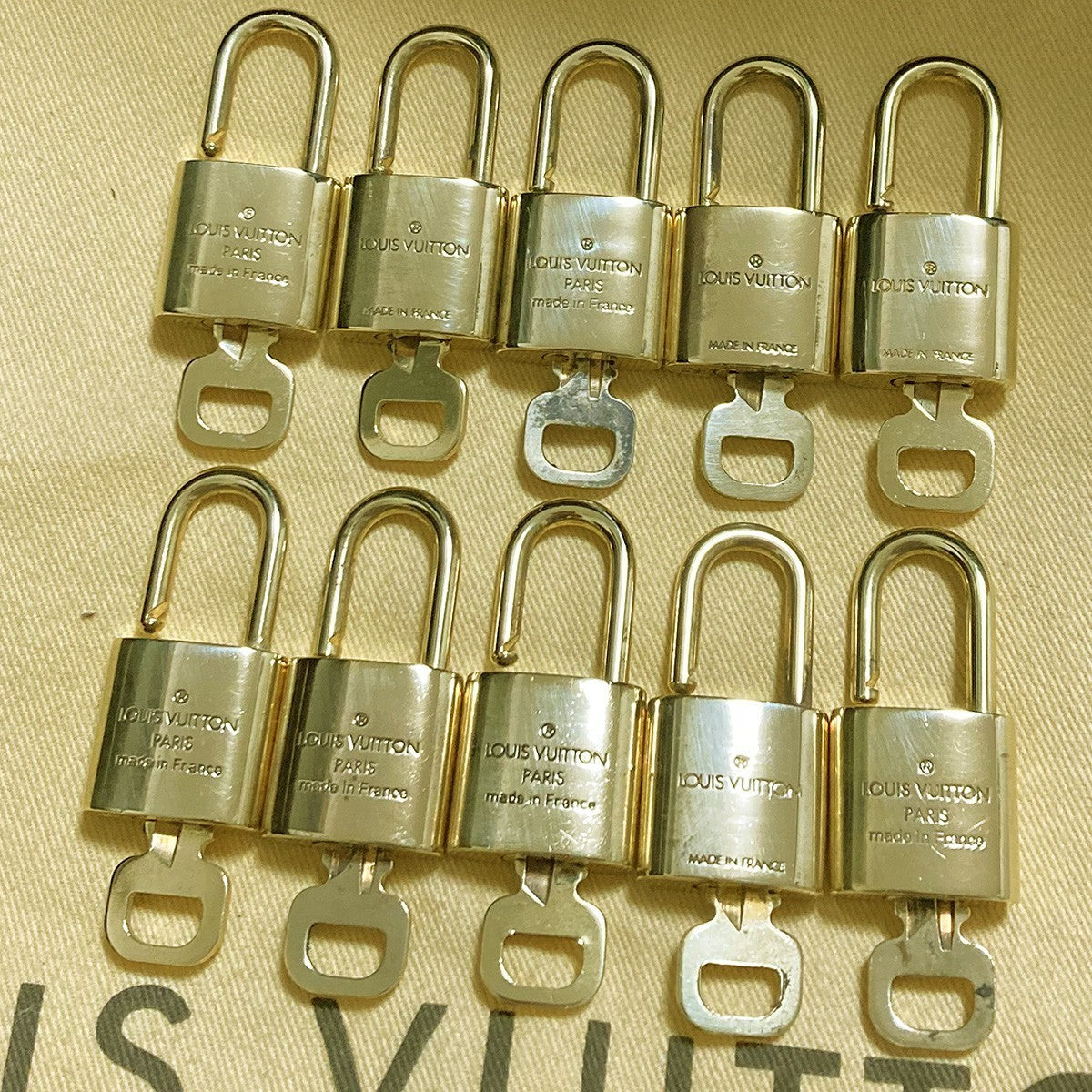 LOUIS VUITTON LV 10 SET PADLOCK KEY CHARM CADENA GOLD-PLATED FRANCE 62PDA307