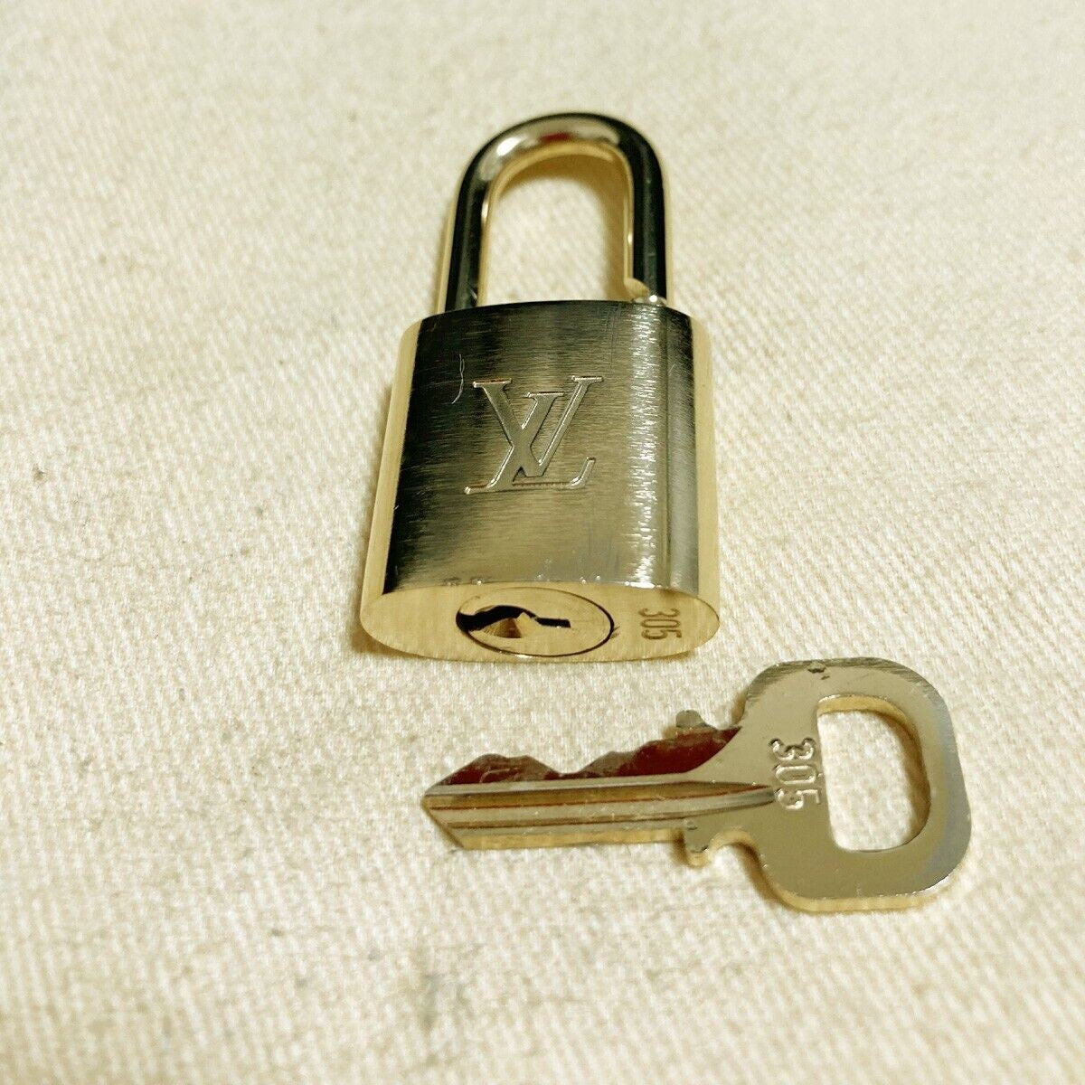 LOUIS VUITTON LV 10 SET PADLOCK KEY BAG CHARM CADENA GOLD PLATED FRANCE 37PDA094