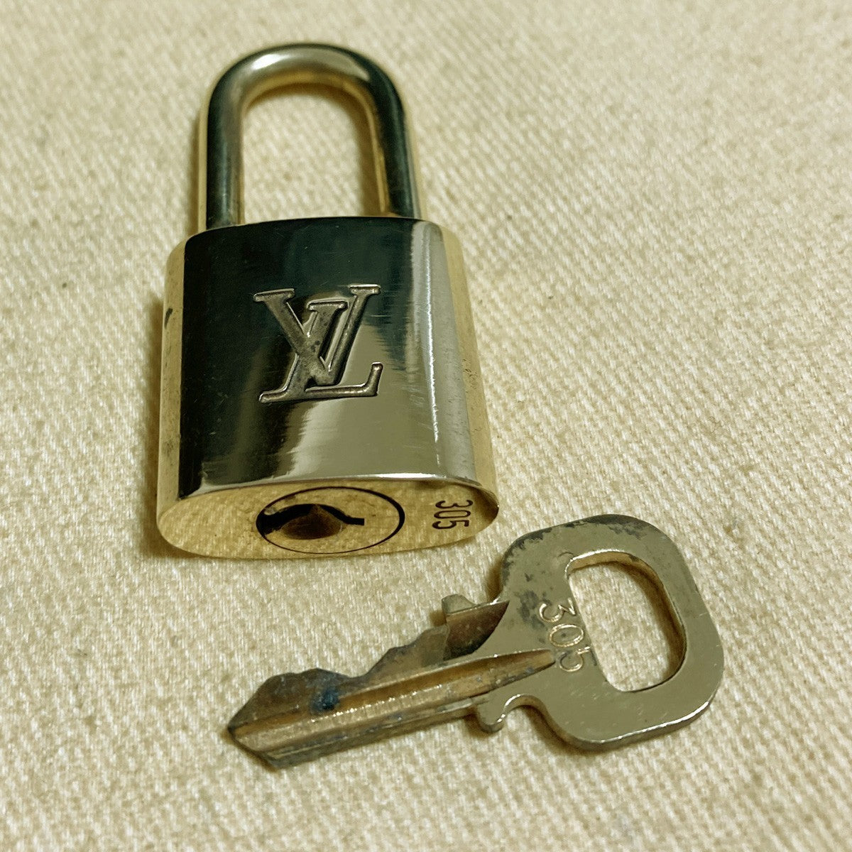 LOUIS VUITTON LV 10 SET PADLOCK KEY CHARM CADENA GOLD-PLATED FRANCE 33PDA254