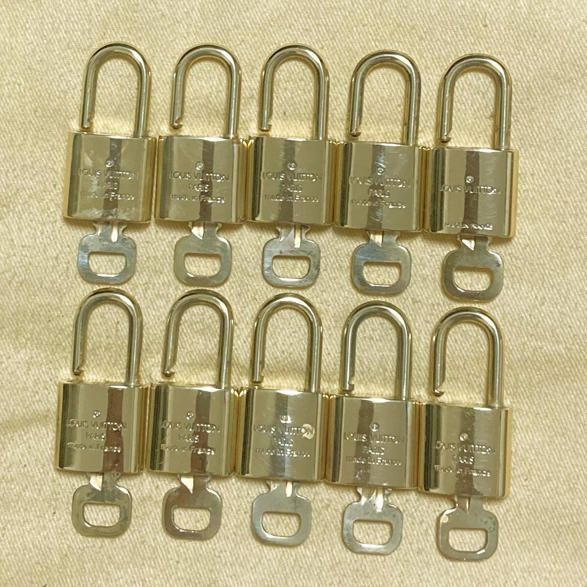LOUIS VUITTON LV 10 SET PADLOCK KEY CHARM CADENA GOLD-PLATED FRANCE 62PDA238