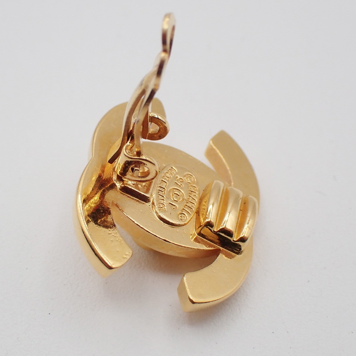 CHANEL CC Logo Button Earring 97P Clip-On Gold-Plated France Vintage 67CA564