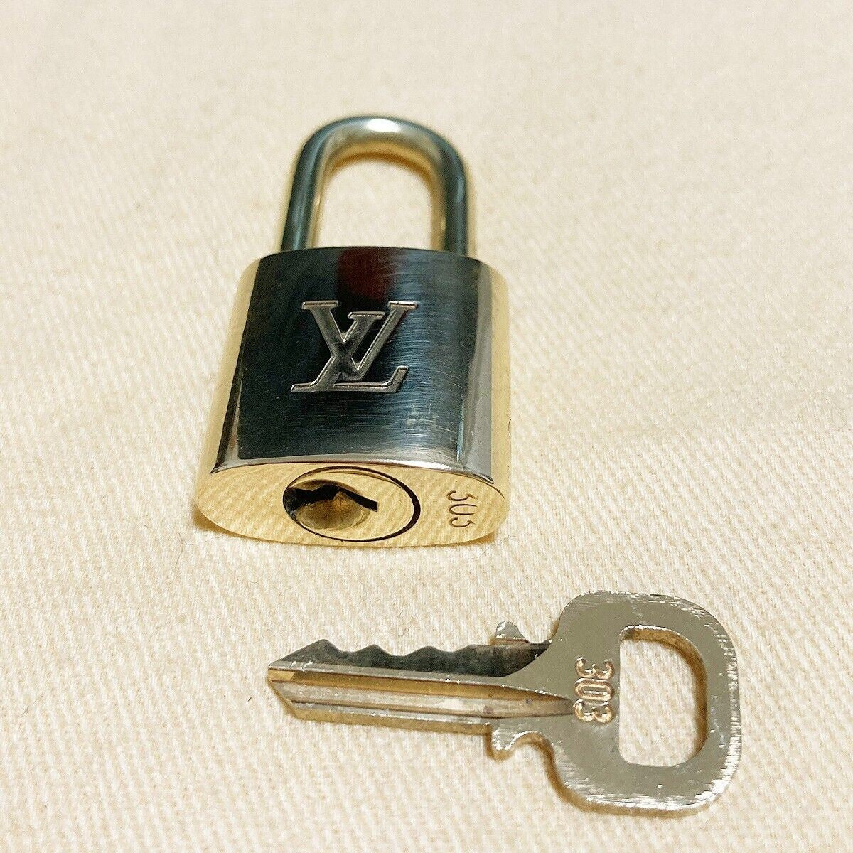 LOUIS VUITTON LV 10 SET PADLOCK KEY BAG CHARM CADENA GOLD PLATED FRANCE 39PDA030