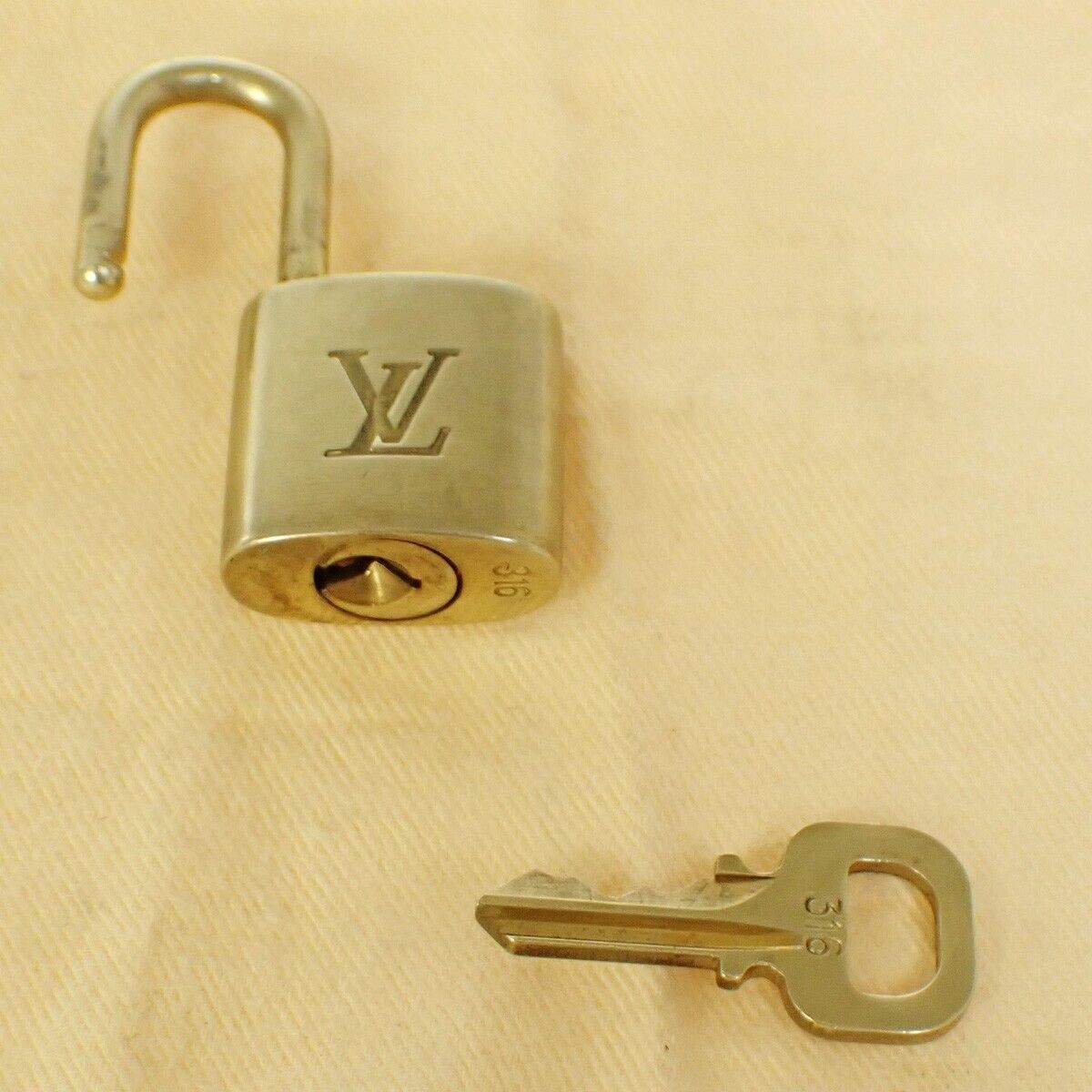 LOUIS VUITTON LV 10 SET PADLOCK KEY BAG CHARM CADENA GOLD PLATED FRANCE 80SH952