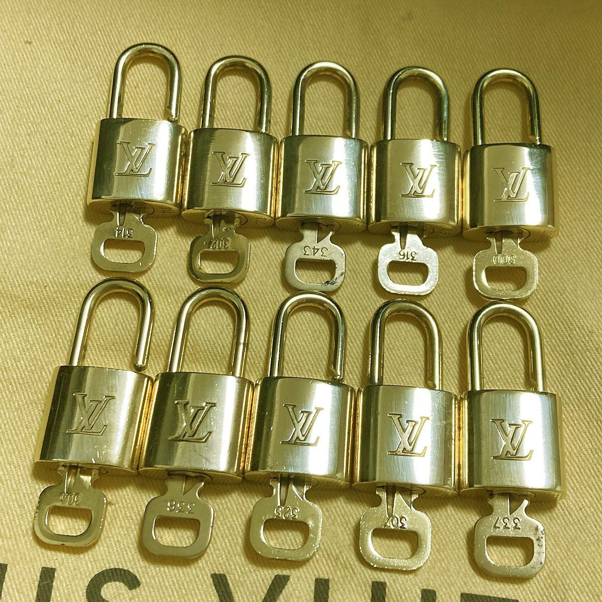 LOUIS VUITTON LV 10 SET PADLOCK KEY CHARM CADENA GOLD-PLATED FRANCE 62PDA307