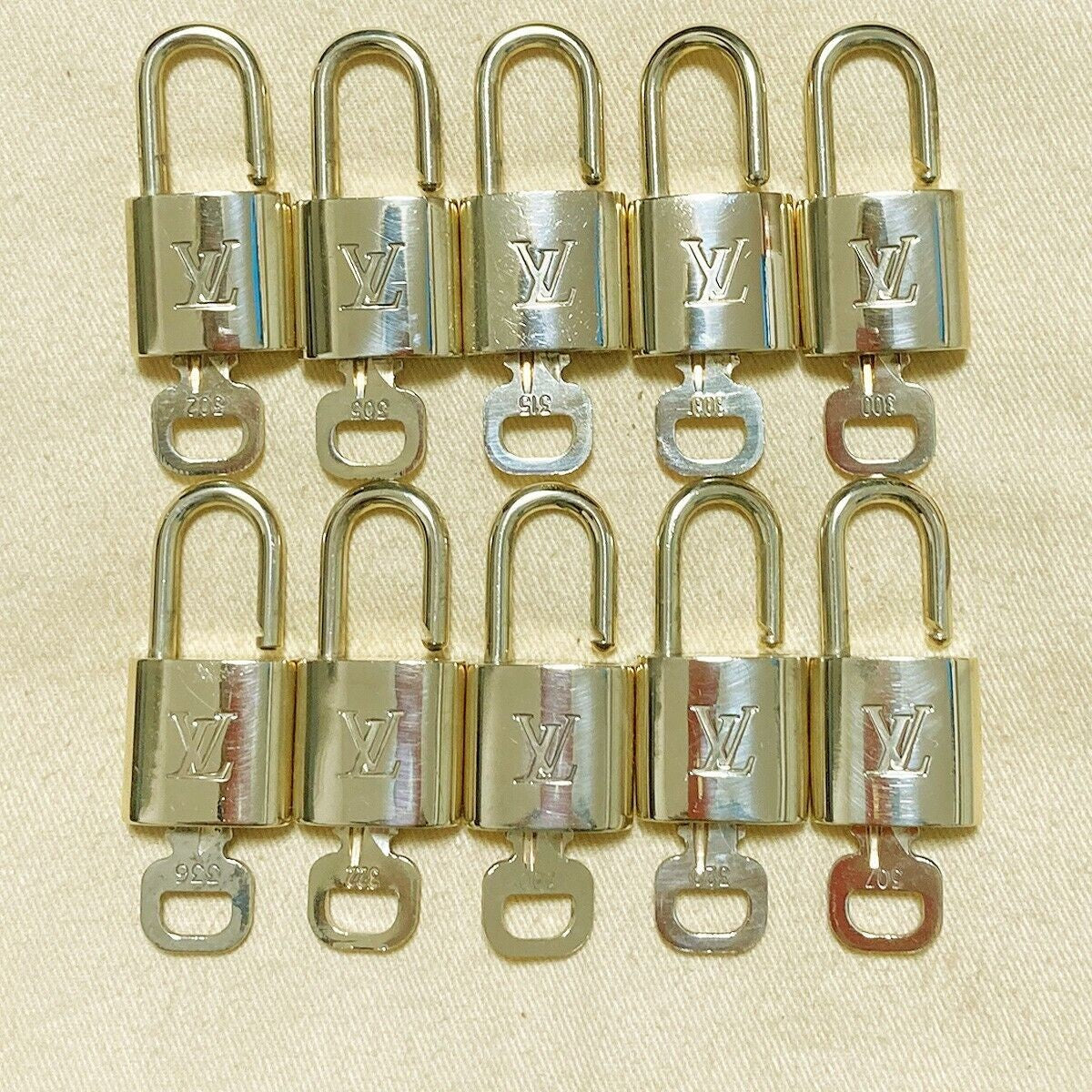 LOUIS VUITTON LV 10 SET PADLOCK KEY CHARM CADENA GOLD-PLATED FRANCE 37PDA111