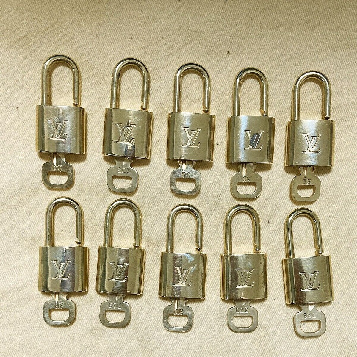 LOUIS VUITTON LV 10 SET PADLOCK KEY BAG CHARM CADENA GOLD PLATED FRANCE 35PDA007