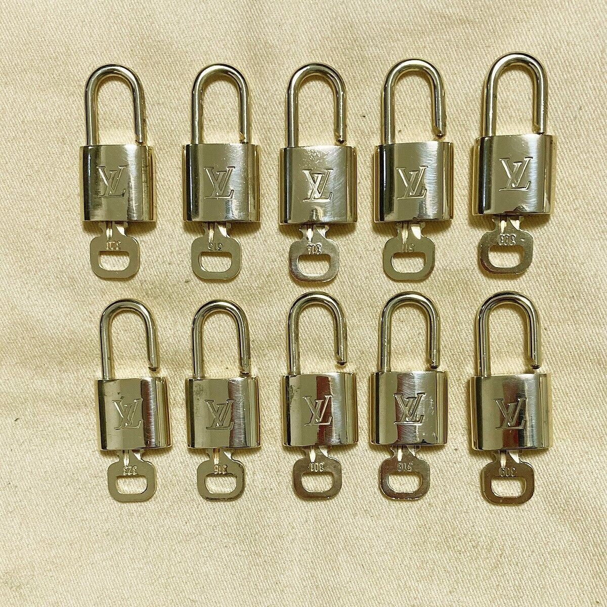 LOUIS VUITTON LV 10 SET PADLOCK KEY BAG CHARM CADENA GOLD PLATED FRANCE 80PDA088