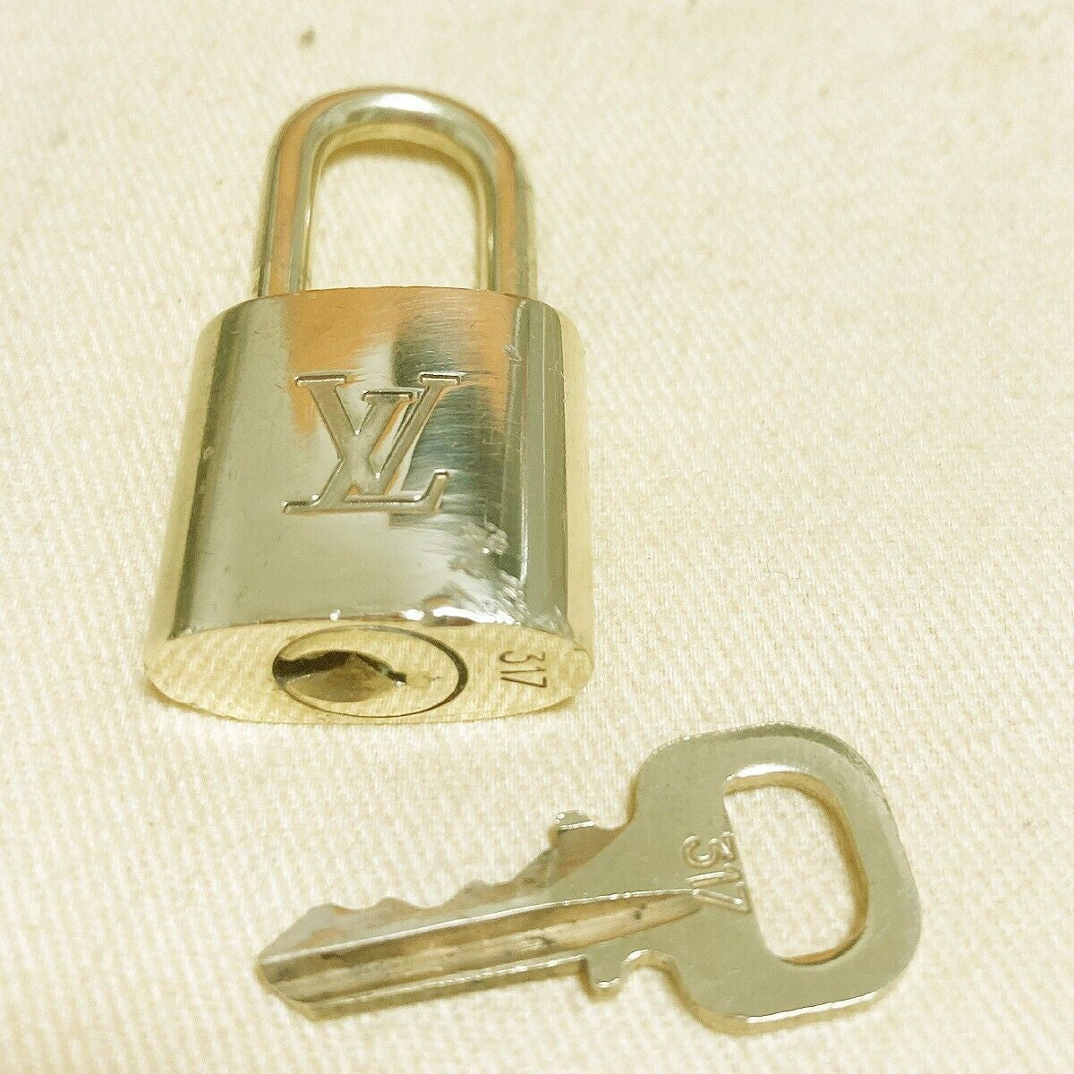 LOUIS VUITTON LV 10 SET PADLOCK KEY BAG CHARM CADENA GOLD PLATED FRANCE 37PDA131
