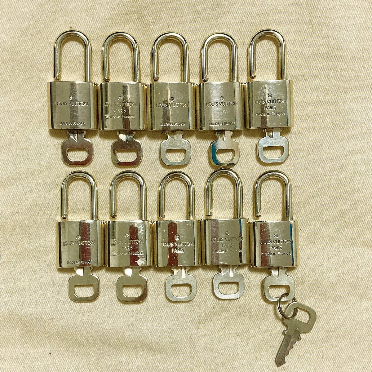 LOUIS VUITTON LV 10 SET PADLOCK KEY CHARM CADENA GOLD-PLATED FRANCE 39PDA179