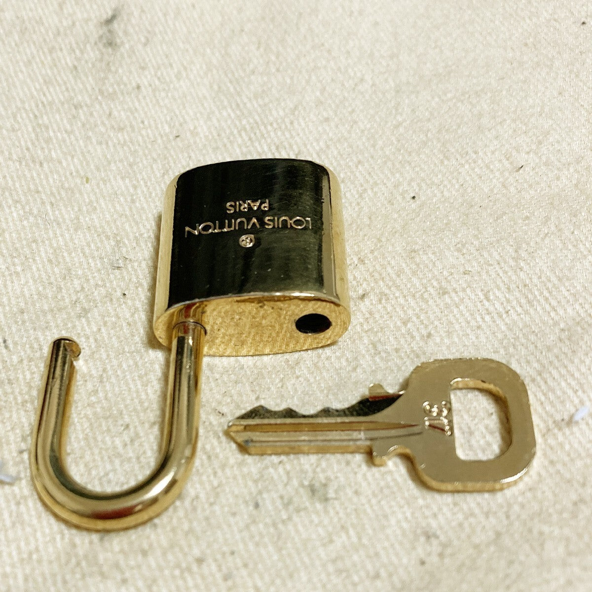 LOUIS VUITTON LV 10 SET PADLOCK KEY CHARM CADENA GOLD-PLATED FRANCE 31PDA198