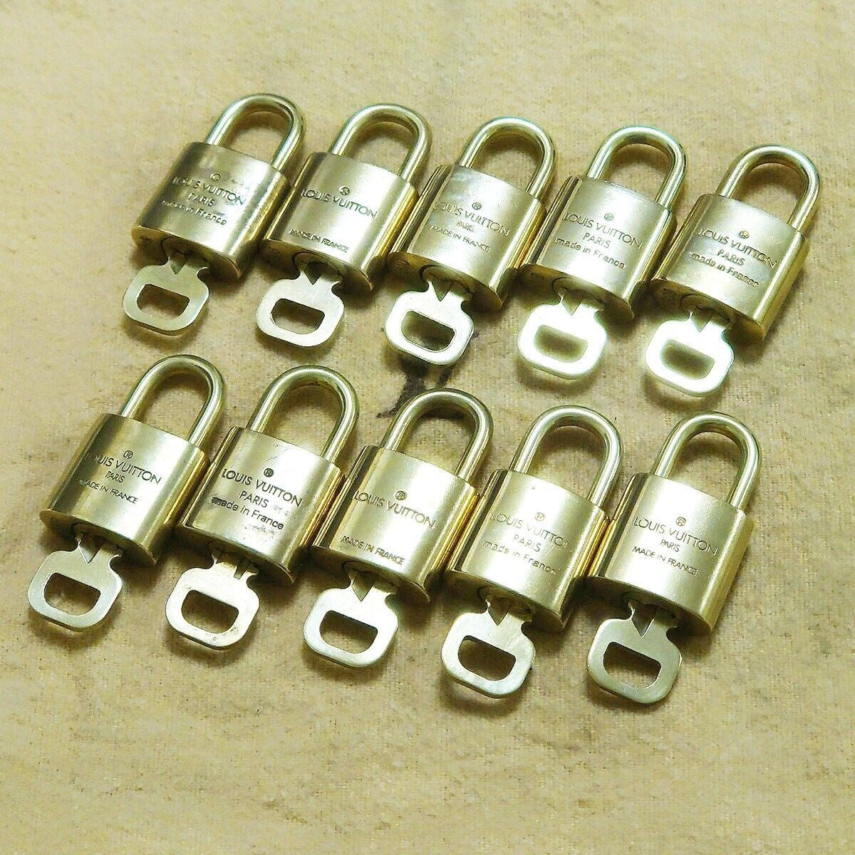 LOUIS VUITTON LV 10 SET PADLOCK KEY BAG CHARM CADENA GOLD PLATED FRANCE 37HA141