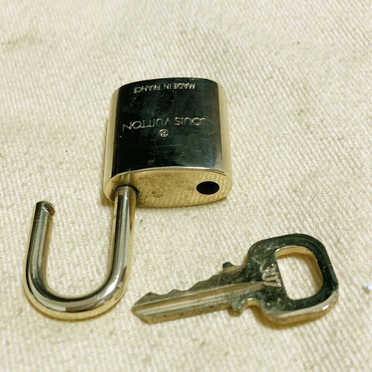 LOUIS VUITTON LV 10 SET PADLOCK KEY CHARM CADENA GOLD-PLATED FRANCE 65PDA217