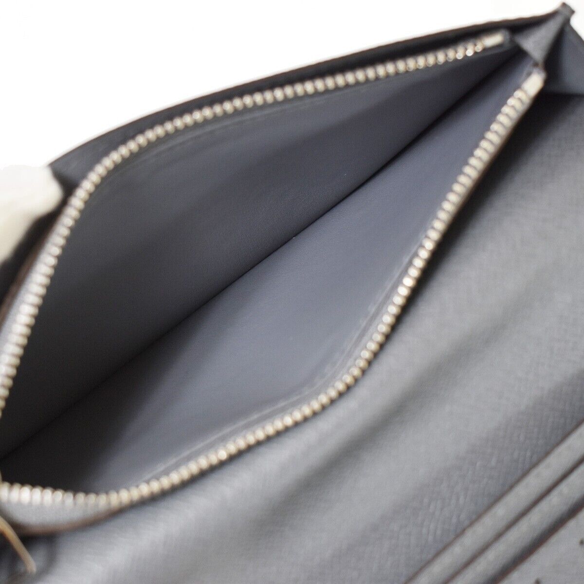 LOUIS VUITTON Portefeuille Brazza Long Wallet Taiga Leather Gray M32653 67YB981
