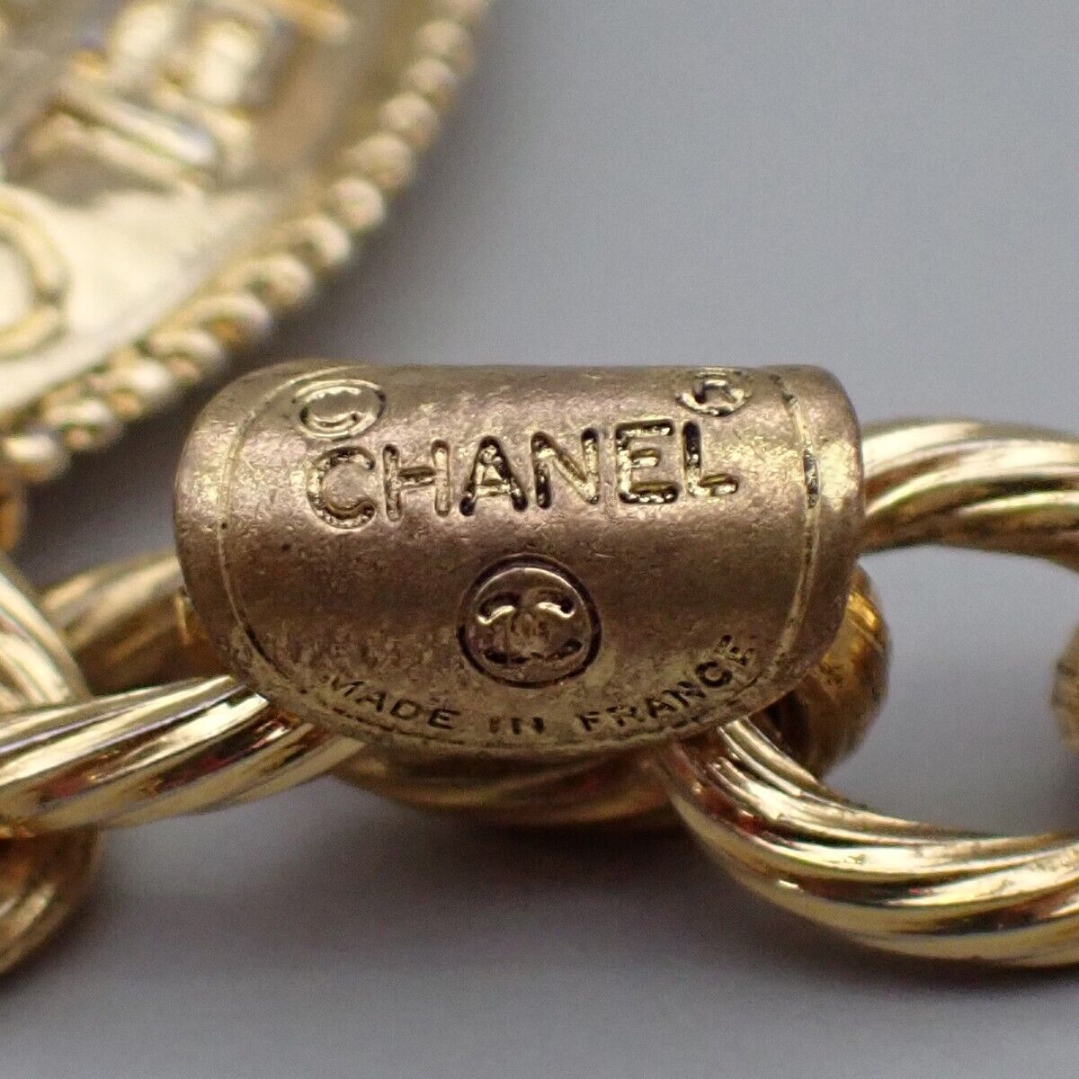 CHANEL CC Logo Medallion Round Pendant Chain Necklace Gold Accessory 12RK784