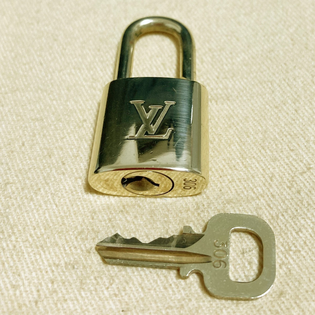 LOUIS VUITTON LV 10 SET PADLOCK KEY CHARM CADENA GOLD-PLATED FRANCE 33PDA146