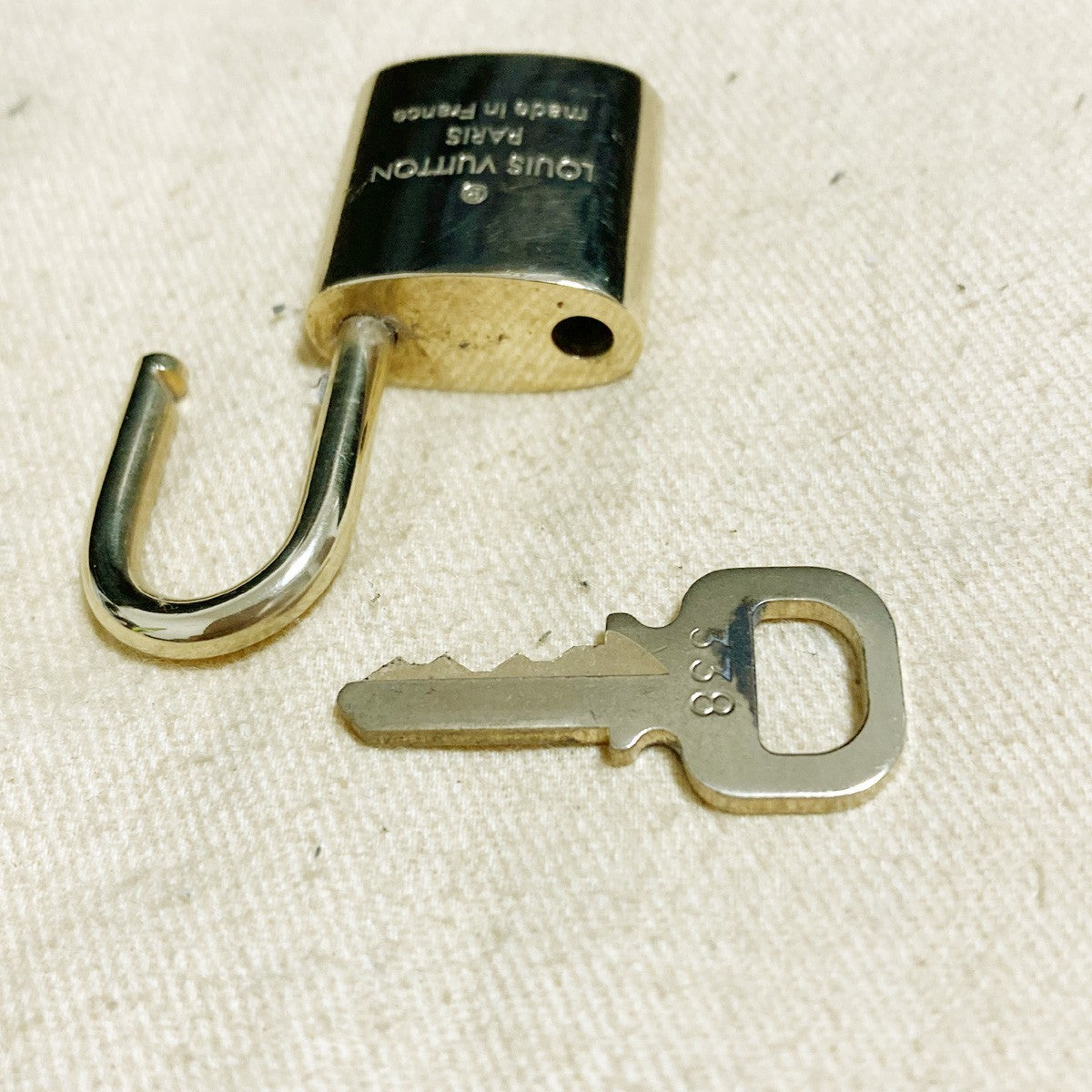 LOUIS VUITTON LV 10 SET PADLOCK KEY CHARM CADENA GOLD-PLATED FRANCE 31PDA252